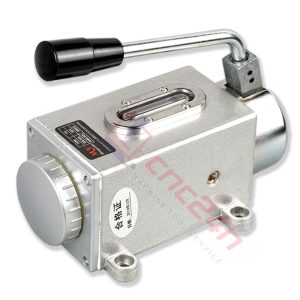 Bơm dầu bôi trơn tay, 500ml, đế bằng nhôm đúc. Mắt hiển thị mức dầu. Đường kính ống ngõ ra 4mm, tặng kèm đầu chuyển 6mm. Phù hợp dầu N32 - N68.