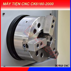 Máy tiện CNC CK6180-2000, chính hãng Borui, giá nhà máy. Mâm cặp 15inch (381mm) loại thủy lực 3 chấu, đk tiện max 800mm, hành trình tiện max 2000mm.
