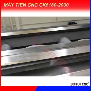 Máy tiện CNC CK6180-2000, chính hãng Borui, giá nhà máy. Mâm cặp 15inch (381mm) loại thủy lực 3 chấu, đk tiện max 800mm, hành trình tiện max 2000mm.